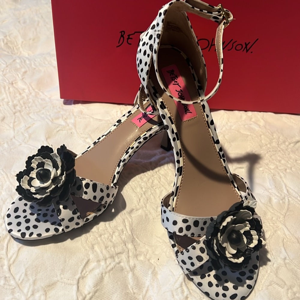 New in Box Betsy Johnson Mea Dalmatian heels Ankle Strap Flower Accent Size 8 - Picture 1 of 6